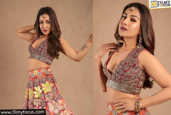 Catherine Tresa :  முன்னழகை காட்டி கவர்ச்சி போஸ்… ரசிகர்களை சுண்டி இழுக்கும் கேத்ரின் திரசா!