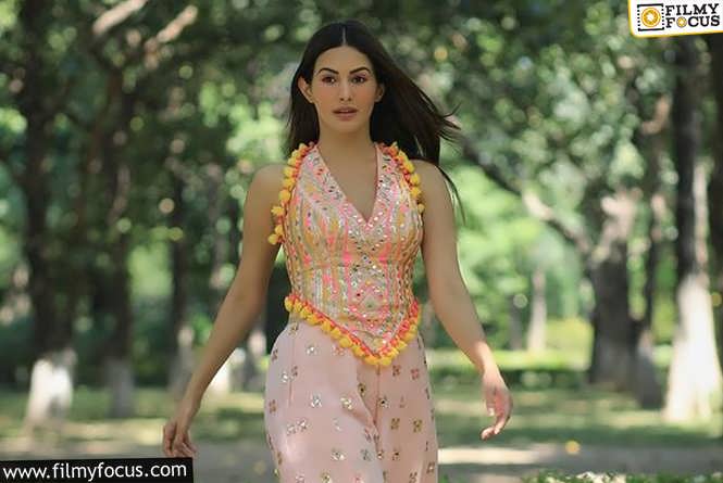 Amyra Dastur : மாலத்தீவுக்கு சுற்றுலா சென்ற ‘அனேகன்’ பட ஹீரோயின்… பிகினியில் கில்மா போஸ்!