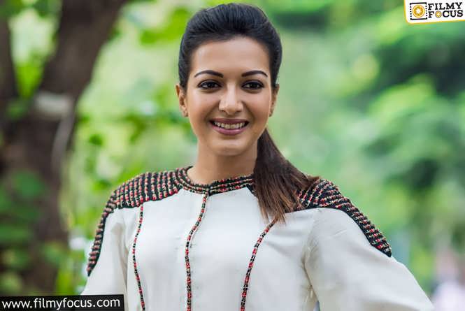 Catherine Tresa :  தொடை தெரிய போஸ் கொடுத்த நடிகை கேத்ரின் திரசா!